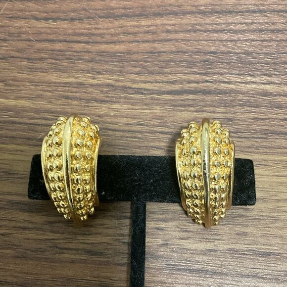 Paolo Gucci Signed Vintage Half Hoop Clip on Gold Plated Earrings. - Picture 3 of 7